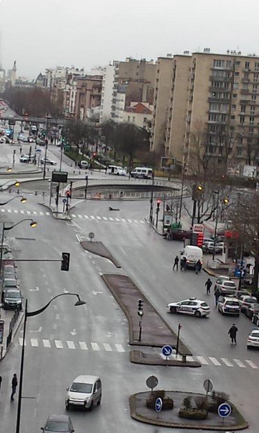 Přepadení košer lahůdkářsví na východě Paříže. Na pravé straně ulice je vidět několik policejních aut