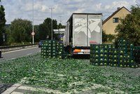 Zelený koberec ze střepů: Na Strakonické z náklaďáku vypadly basy s pivem