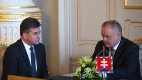 Stále ještě ministr zahraničí Slovenska Miroslav Lajčák diskutuje s prezidentem Andrejem Kiskou.
