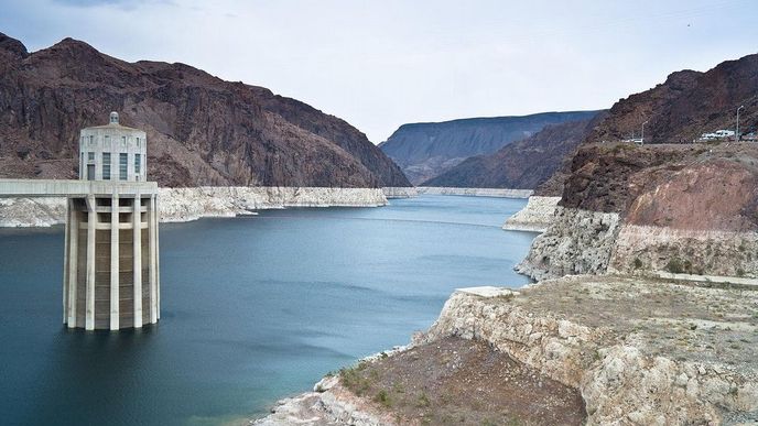 Lake Mead z hráze Hooverovy přehrady. Bílé skály ukazují, o kolik v posledních letech klesla hladina nádrže