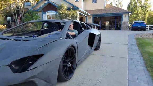 Replika Lamborghini, kterou vědec vyrábí pro svého syna na 3D tiskárně, už jezdí