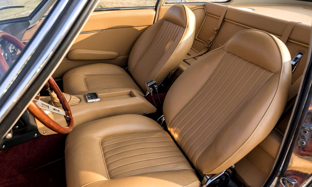 Kupé 400 GT mělo kožená sedadla a za sedadly byla lavice určená k odkládání zavazadel.