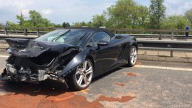 Řidič na dálnici u Svijan rozstřelil Lambo: Nezvládl mokrou vozovku.