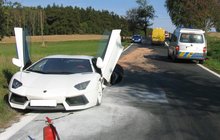 Lamborghini za 7 milionů smetlo na Ždársku malý renault a shořelo!