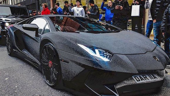 Bohatá Ruska pokryla svoje Lamborghini dvěma miliony kousků křišťálu Swarovski