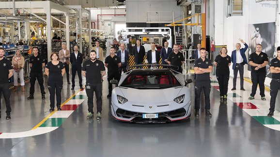 Lamborghini slaví výrobu 10.000 kusů Aventadoru. Víc dvanáctiválcových aut nikdy nepostavilo