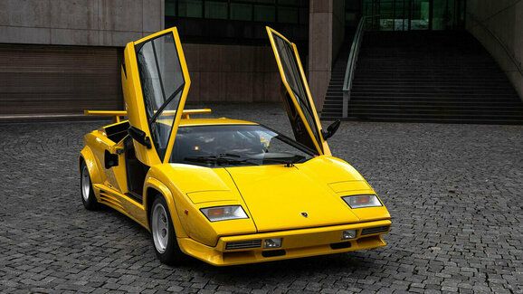 Vzácná kombinace Lamborghini Countach 5000 QV ukazuje, že odvážná barva mu sluší