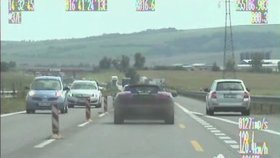Řidič v lamborghini se po dálnici řítil více než dvousetkilometrovou rychlostí.