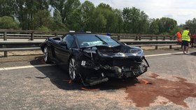 Řidič na dálnici u Svijan rozstřelil Lambo: Nezvládl mokrou vozovku.