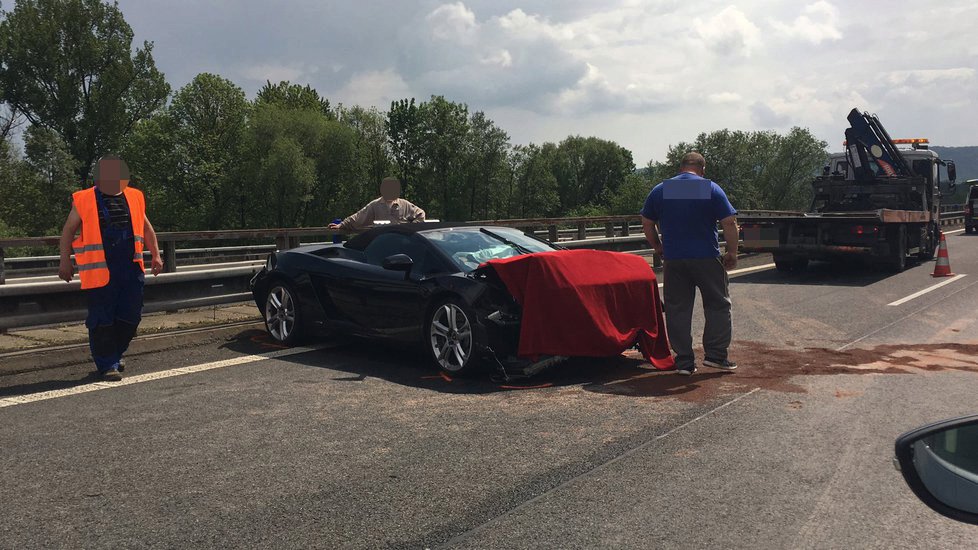 Řidič na dálnici u Svijan rozstřelil Lambo: Nezvládl mokrou vozovku.