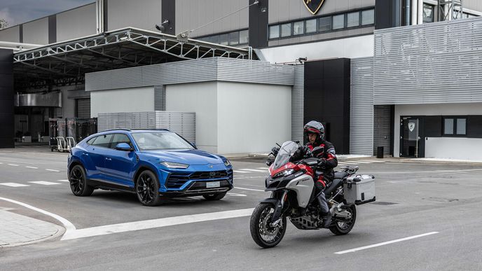 Lamborghini a Ducati inovují bezpečnost. Vylepšují komunikaci mezi auty a motorkami Lamborghini a Ducati inovují bezpečnost. Vylepšují komunikaci mezi auty a motorkami
