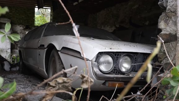 Toto Lamborghini Espada stálo zapomenuté u jezera více než 30 let