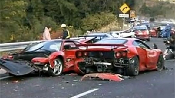 Japonský super-crash nepřežilo 8 Ferrari a 1 Lamborghini (video)