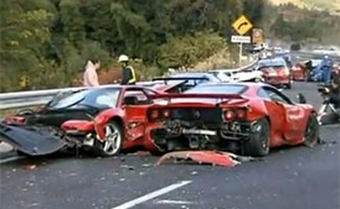 Japonský super-crash nepřežilo 8 Ferrari a 1 Lamborghini (video)