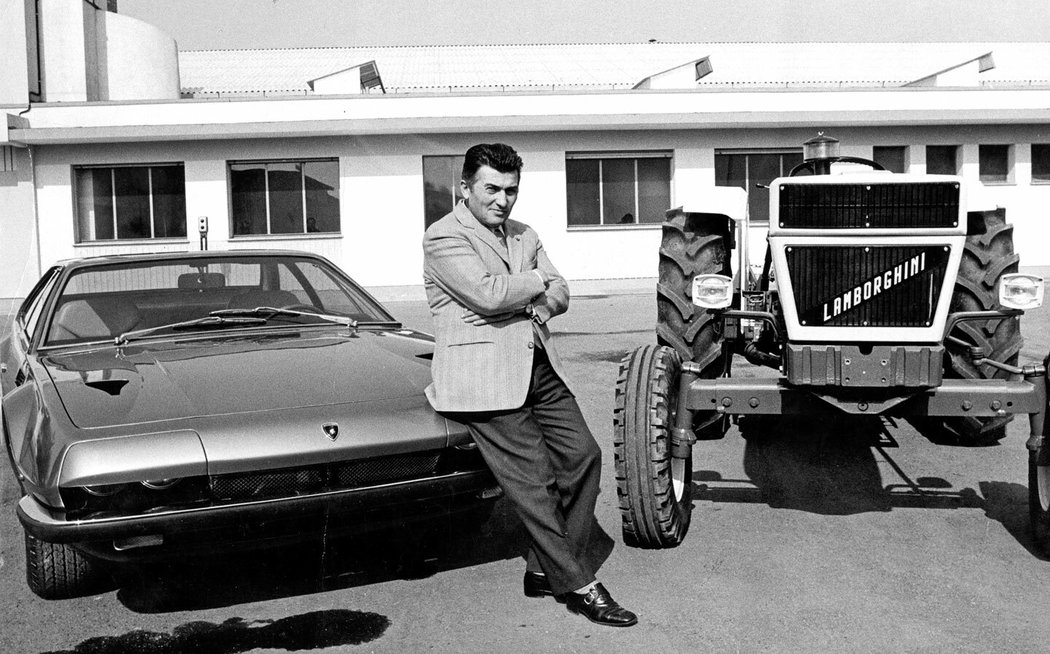 Ferruccio Lamborghini se narodil 28. dubna 1916 a zemřel 20. února 1993. Muž, jenž byl pro svoji přímou, veselou a poněkud venkovskou povahu velmi oblíbený, prý občas přiložil ruku k dílu i na lince.