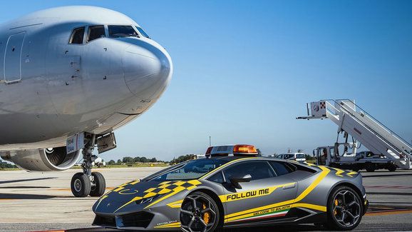Italské letiště v Bologni dostalo Lamborghini Huracán, čeká ho tu skutečná práce