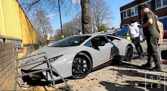 Řidič naboural luxusní Lamborghini Huracan Performante v hodnotě 7,5 milionu Kč.