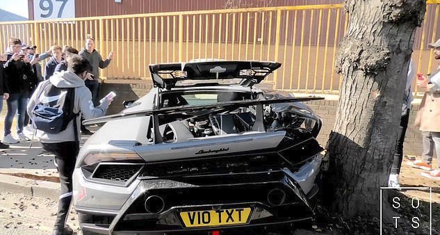 Řidič naboural luxusní Lamborghini Huracan Performante v hodnotě 7,5 milionu Kč.