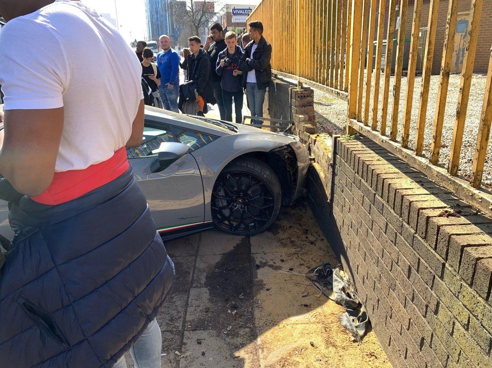 Řidič naboural luxusní Lamborghini Huracan Performante v hodnotě 7,5 milionu Kč.