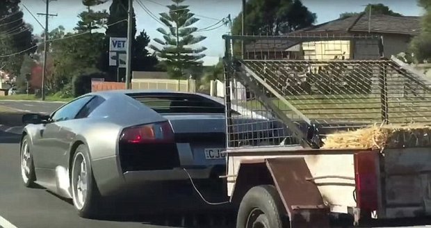 Lamborghini táhnoucí kozy natočil muž v Austrálii.