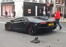 Video: Nabourat Lamborghini Aventador je jako...