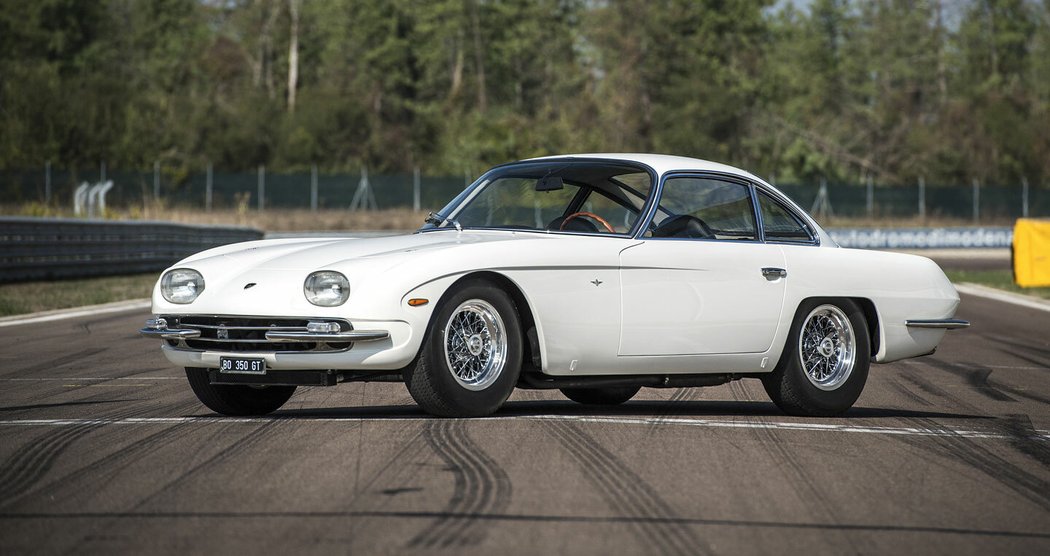 Model 350 GT z let 1964-1966 se už dočkal 135 exemplářů. Motor 3.5 V12 zajišťoval největší rychlost 245 km/h.