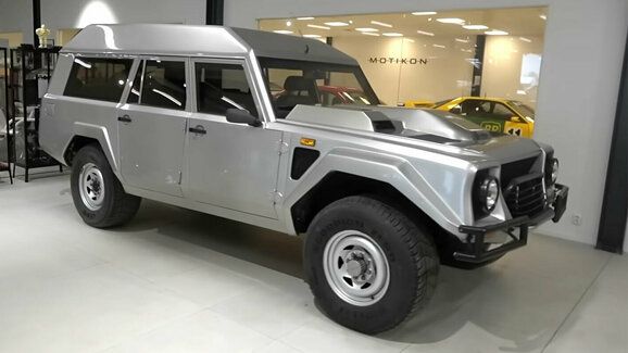 Luxus není zadarmo: Pneumatiky na Lamborghini LM002 prý stojí přes milion