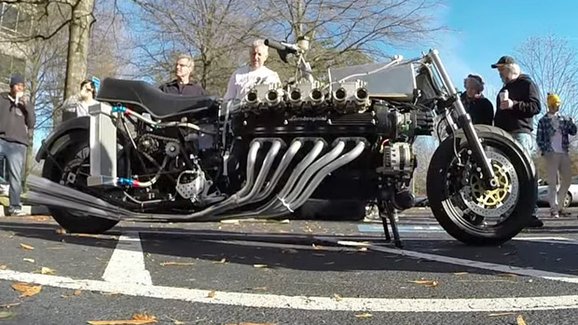 Video: Tuhle motorku pohání dvanáctiválec Lamborghini