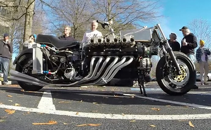 Video: Tuhle motorku pohání dvanáctiválec Lamborghini