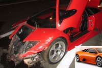 Lamborghini na odpis! Řidička nezvládla luxusní auto na D1