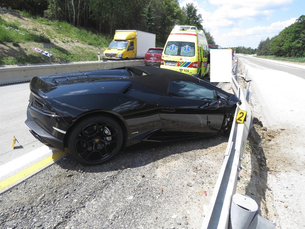 Malajsijec na D1 předjížděl ve zúžení, dopadlo to tragicky: Rozmlátil Lambo za miliony