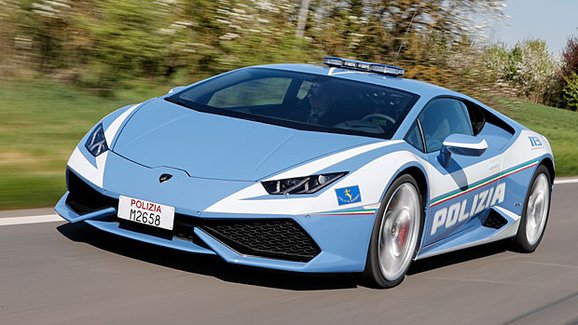 Italská policie dostala další lamborghini. Není na parádu, bude hlídkovat!