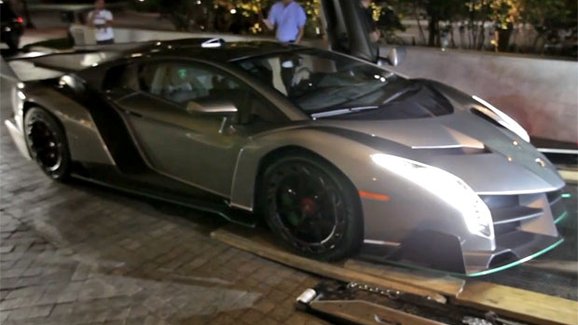 Video: Američan si přebírá Lamborghini Veneno za 82 milionů korun