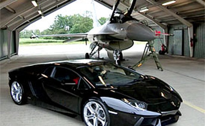 Video: Lamborghini Aventador LP 700/4 vs. F-16 AM Fightning Falcon