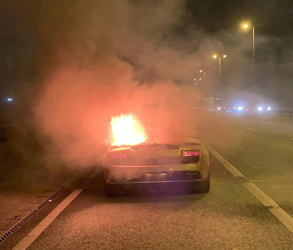 Boháčovo Lamborghini Gallardo v hodnotě 3,8 milionu korun skončilo v plamenech.