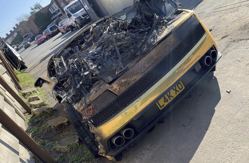 Boháčovo Lamborghini Gallardo v hodnotě 3,8 milionu korun skončilo v plamenech.