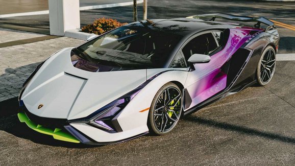 Jak odlišit superauto? Lamborghini nabízí diamantový prach, exkluzivní barvy i speciální výšivky