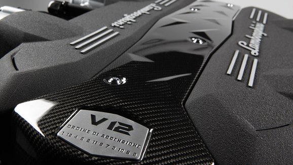 Lamborghini potěšilo své fanoušky. Potvrzuje, že nástupce Aventadoru si uchová atmosférickou V12