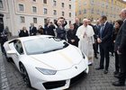 Čech vyhrál v charitativní loterii papežovo lamborghini