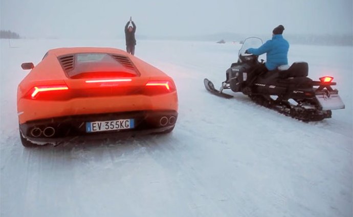 Video: Co je rychlejší, Lamborghini Huracán, nebo sněžný skútr?