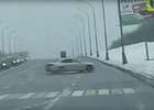 Video: BMW 7 vs pouliční lampa. Kdo zvítězí?