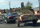 Video: Lamborghini Murciélago s přívěsem. Neuhádnete, co veze