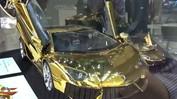 Video: Zmenšený Aventador ze zlata stojí 6,7 milionu Kč