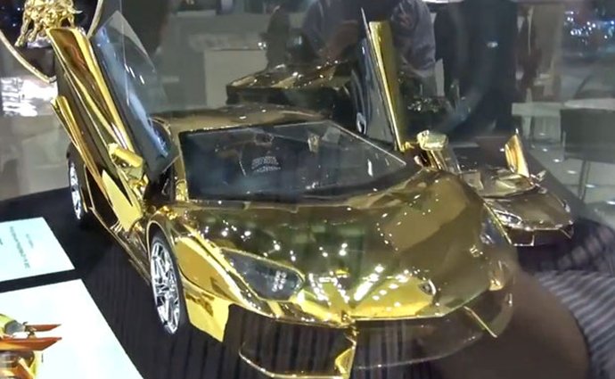 Video: Zmenšený Aventador ze zlata stojí 6,7 milionu Kč