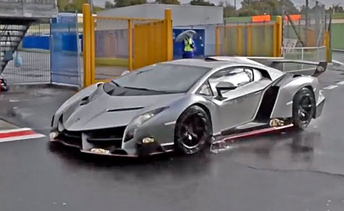 Lamborghini Veneno se prohání po Vallelunze (video)