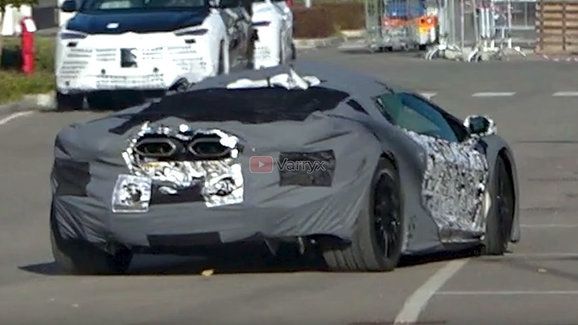 Nástupce Lamborghini Aventador už jezdí. Tohle jsou jeho první záběry