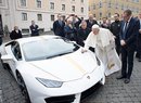 Papežovo Lamborghini se prodalo v aukci. Na charitu půjde hodně peněz