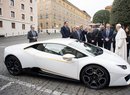 Papež dostal unikátní Lamborghini Huracán