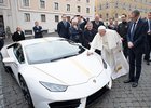 Papežovo Lamborghini se prodalo v aukci. Na charitu půjde hodně peněz