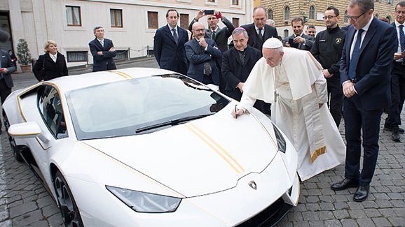 Papež dostal unikátní Lamborghini, půjde do charitativní dražby